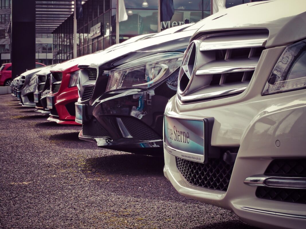mercedes-benz-parked-in-a-row