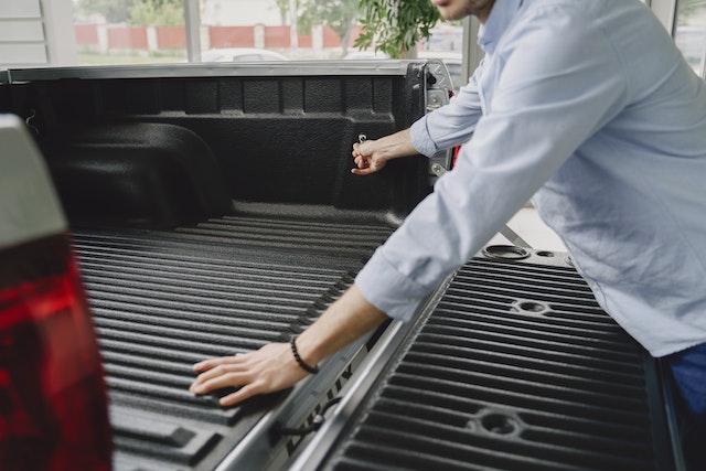 man-opening-an-empty-car-trunk