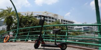 Electric Scooter or a Car: What to Choose? isinwheel scooter near green fence